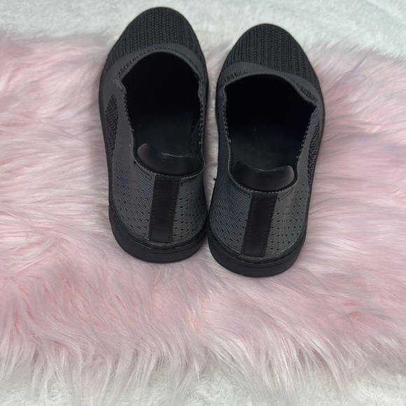 UGG Black and Gray Sneakers with Breathable Mesh Design - Picture 4 of 5